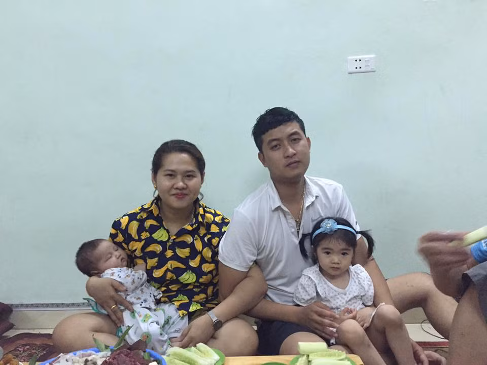 Liên hệ với người vợ được mệnh danh là "dễ thương nhất vịnh Bắc Bộ" này, cô cho biết mình tên là Nguyễn Thái Bình (25 tuổi, quê Bình Định), theo chồng là Vũ Thanh Tùng (27 tuổi) về định cư ở Hòa Bình. Cả hai yêu nhau 3 năm thì mới kết hôn, hiện có một con gái 4 tuổi và một bé mới sinh được 4 tháng tuổi.