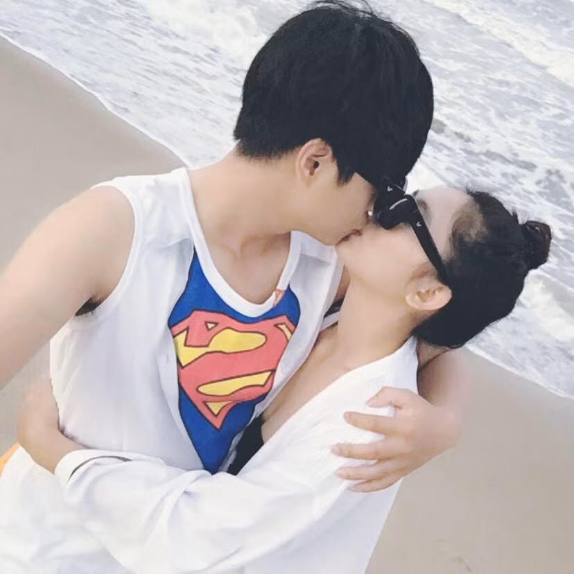Trước những "gạch đá" đó, Ngọc Anh cũng thẳng thắn cho biết, cô nàng chỉ muốn mọi người chia sẻ để xem cho vui chứ không có mục đích gì khác. Còn nếu ai không thích thì có thể bỏ qua. 