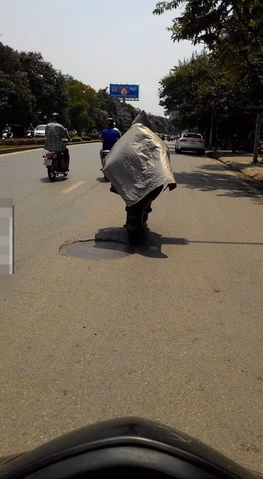 Áo mưa không còn để đi mưa nữa.