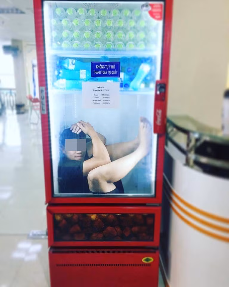 Nóng đến mức không thể kiểm soát được bản thân, anh chàng này bất chấp lời nhắc nhở để chui vào tủ làm mát hưởng thụ.