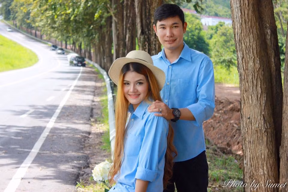 Sau lễ đính hôn, Chonticha Detburum tâm sự: "Nếu được ban cho một điều ước trong năm mới, tôi mong rằng anh ấy có thể tỉnh dậy và nắm chặt tay tôi trong ngày trọng đại của hai đứa".