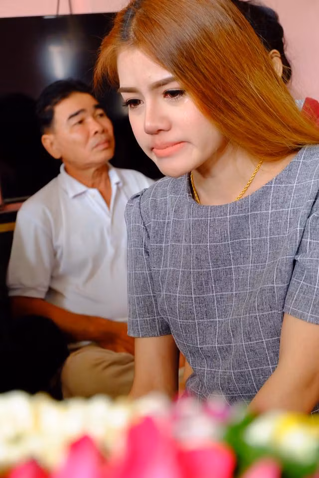 Cô gái Thái Lan xinh đẹp và bạn trai cảnh sát trải đã qua một mối tình kéo dài 6 năm. Nhận thấy tình yêu đã đủ "chín" để về chung một mái nhà, cả hai dự định tổ chức lễ đính hôn vào ngày 31/12/2016 và làm đám cưới vào đầu năm mới 2017.