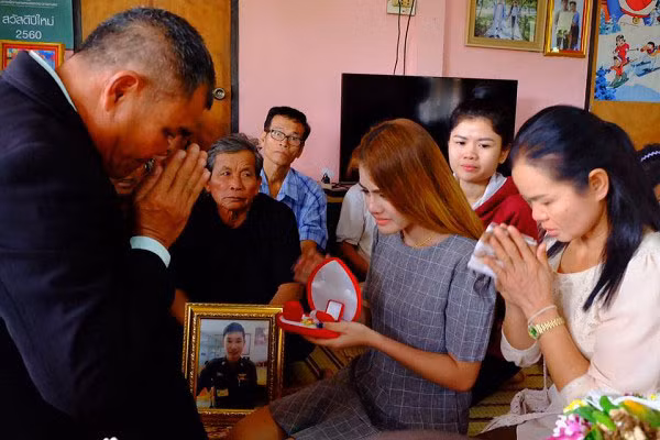Đang mong ngóng đến ngày được làm cô dâu thì tai họa ập tới. Cô gái Chonticha Detburum nhận được tin bạn trai gặp tai nạn và đang nằm hôn mê trong bệnh viện. Do chấn thương quá nặng, Charnarong Noonan đã mãi mãi lìa xa người con gái anh yêu thương nhất.
