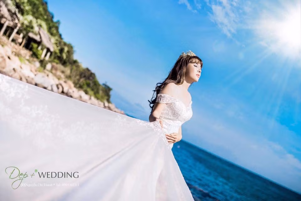 Chia sẻ về bộ ảnh mới nhất của mình, bà mẹ đơn thân 9X cho biết: "Mình quyết định thực hiện bộ ảnh cưới này vì vốn dĩ trước kia mình chưa có ảnh cưới nào đẹp cả".