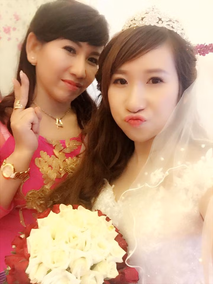 Mặc dù ít chăm sóc cho bản thân nhưng cô Hồng lại vẫn giữ gìn được nhan sắc và sức khỏe hiếm có ở tuổi của mình. Bà ngoại 48 tuổi còn có phong cách ăn mặc khá trẻ trung. Trong ảnh, Hồng Liên chụp cùng mẹ trong đám cưới của mình.