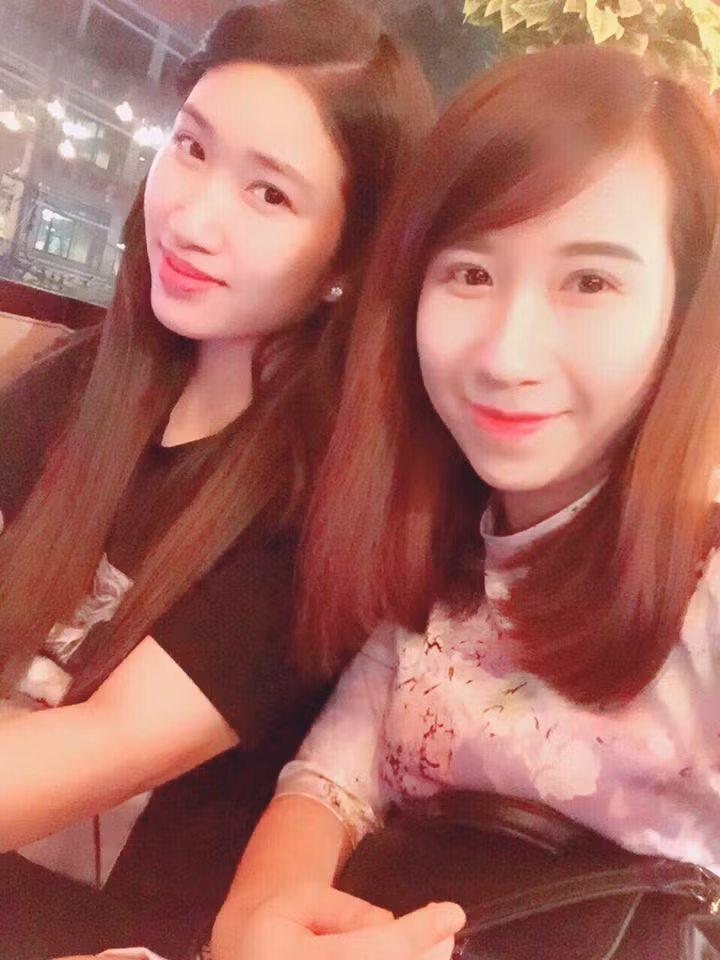 Hai chị em Liên được thừa hưởng nét xinh đẹp của mẹ. Liên và chị gái đều đã lập gia đình và có con.