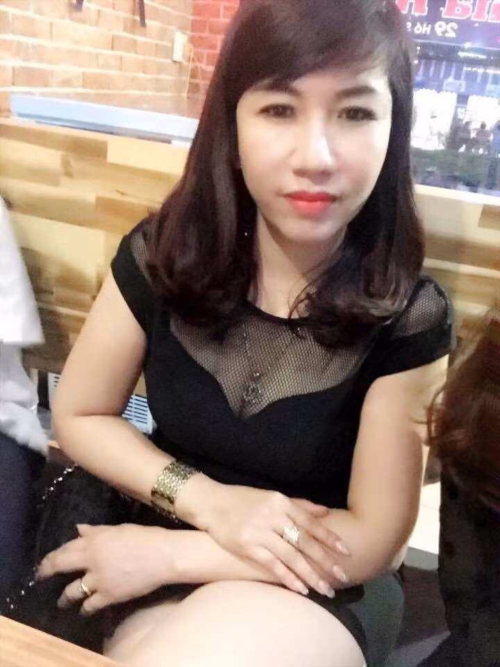 Dù đã gần 50 tuổi nhưng cô Hồng vẫn rất trẻ trung, làn da căng bóng, trắng mịn và không hề có dấu vết thời gian trên khuôn mặt. Được biết mặc dù sở hữu ngoại hình như con gái nhưng bà ngoại U50 lại không hề có bí quyết gì.
