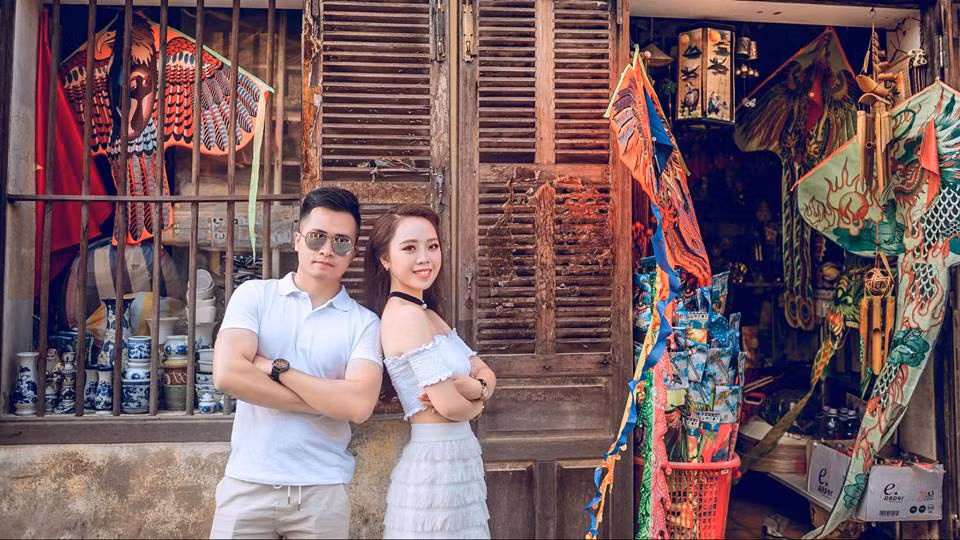 Mới đây, cặp đôi trẻ lại khiến nhiều người phải ngất ngây khi chia sẻ khoảnh khắc hạnh phúc trong bộ ảnh được thực hiện ở Đà Nẵng.