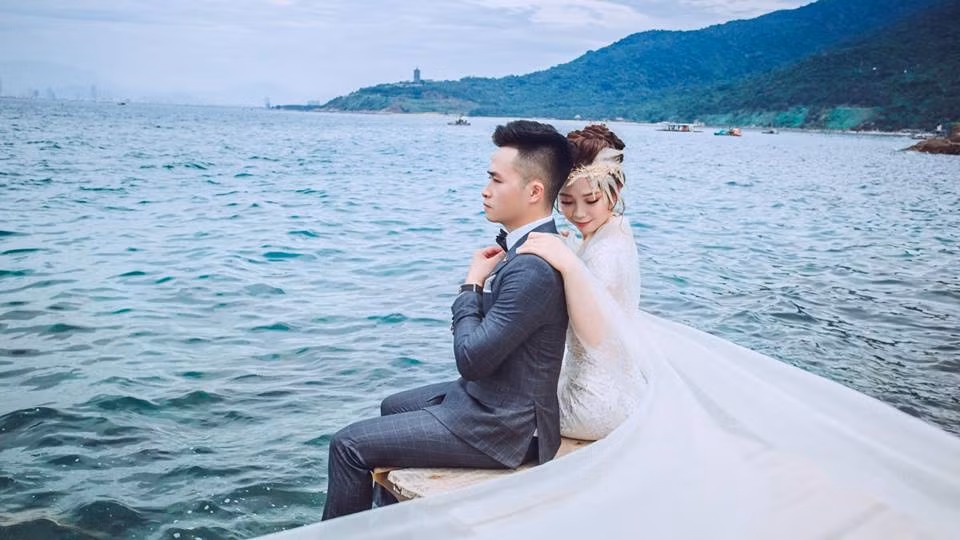 Trong một tin nhắn gửi cho cô dâu Thanh Hóa, chú rể Mạnh Cường cũng không ngại ngần bày tỏ tình cảm của mình rằng: "Anh yêu vợ nhiều lắm, đến mức mà vợ không tưởng tượng nổi đâu... 200 ngày để yêu, còn những ngày sau đó là để thương và chăm sóc cho nhau cùng với tình yêu trước đó".