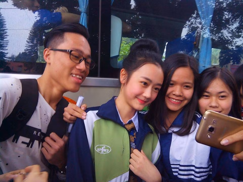 Người chia sẻ ảnh cho biết, bạn nữ trong ảnh là một bạn du học sinh người Lào. Những bức ảnh này được chụp trong buổi ngoại khóa tư vấn tuyển sinh tại trường THPT Hùng Vương, Phú Thọ. Ảnh: Đỗ Thanh Hường. Ảnh: Đỗ Thanh Hường.