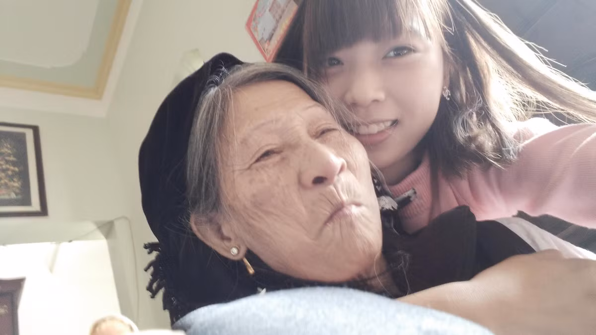 Cô cháu gái xinh đẹp và cũng là tác giả của câu chuyện cảm động ấy có tên Nguyễn Thị Phượng (sinh năm 1996, ở Quế Võ, Bắc Ninh), hiện là sinh viên năm thứ 3 trường ĐH Công Nghiệp Hà Nội. Bà ngoại 75 tuổi đáng kính của Phượng là cụ Nguyễn Thị Mơ (tên khác là Nguyễn Thị Khoai).