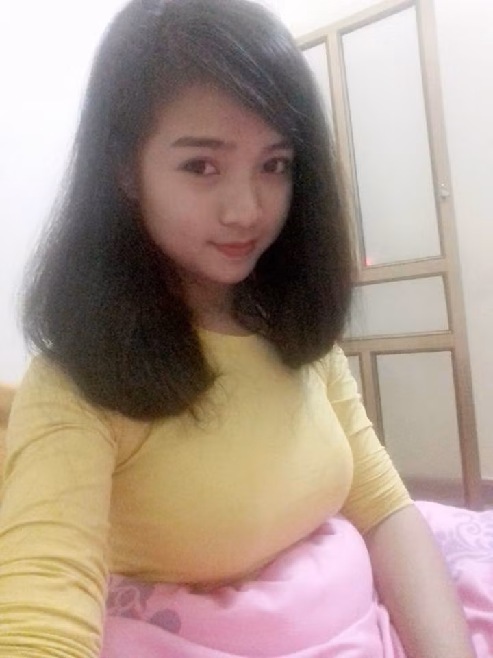 Tuy nhiên, nhiều cư dân mạng, bạn bè tinh mắt nhận ra cô nữ sinh 9X thực ra không thẳng tay cắt phăng đi mái tóc dài của mình mà chỉ là vén tóc ra đằng sau mà thôi. Có thể thấy dù để tóc dài hay ngắn thì Mai Hoa vẫn rất xinh đẹp.