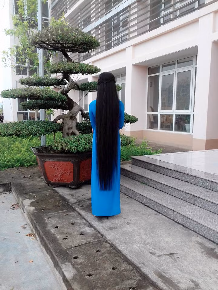 Từng chia sẻ chưa có ý định thay đổi kiểu tóc của mình, thế nhưng mới đây nữ sinh 9X khiến nhiều người phải bất ngờ khi xuất hiện trong những bức ảnh tự sướng với mái tóc ngắn ngang vai.