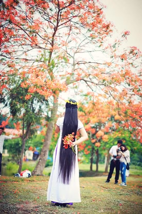 Những bức ảnh của Mai Hoa với mái tóc "vạn người mê" đang được chia sẻ rộng rãi trên mạng xã hội. Nhiều người còn mong muốn được cô gái 9X xứ Thanh chia sẻ bí quyết có được một mái tóc đẹp.