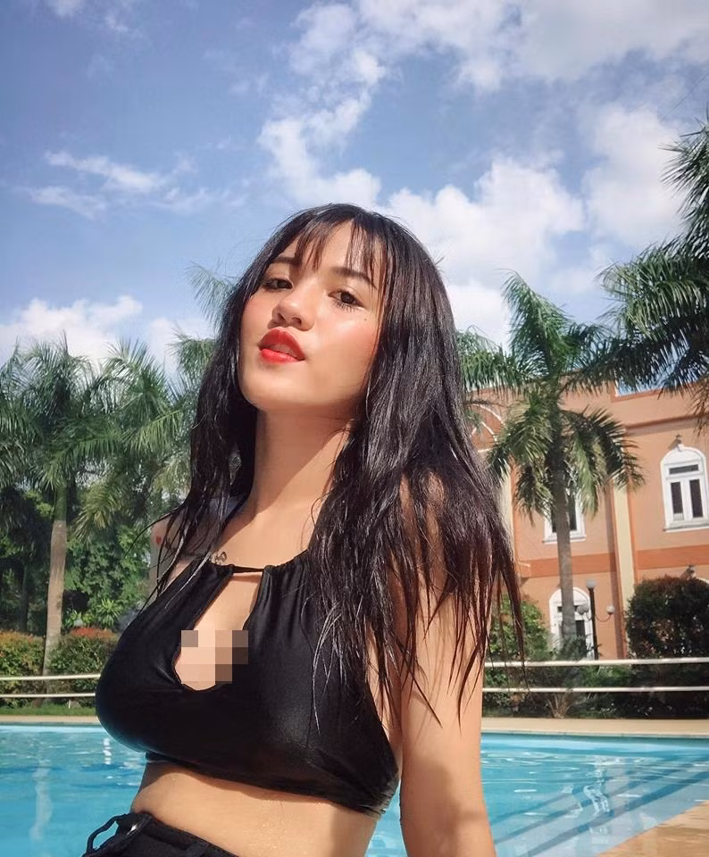Mới đây, hot girl chuyển giới tuổi 17 lại khiến những người thường xuyên quan tâm, theo dõi mình phải trầm trồ trước bức ảnh cô nàng tự tin khoe ngực đầy, eo thon cùng khuôn mặt xinh đẹp và thanh thoát ở bể bơi.