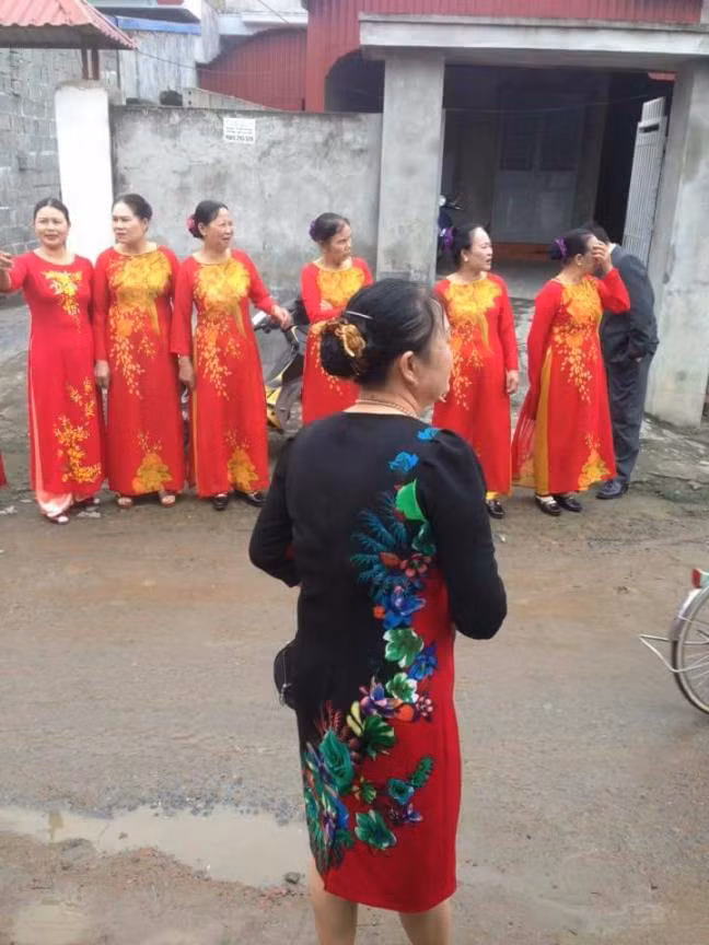 Thành viên Đ.L.Thôi cho biết thêm: "Tùy phong tục và nghi lễ đám cưới cùng từng nơi, từng văn hóa, tôn giáo, chứ làm gì có cái luật phải dùng người thế này thế kia để bê tráp. Miễn vui và tử tế đàng hoàng là được!".
