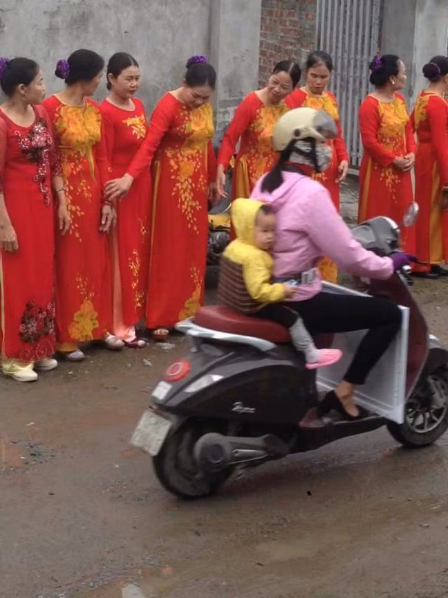 Bản thân cô dâu Thu Hiền cũng cho rằng cuộc sống ngày càng hiện đại thì tục lệ cũng có nhiều thay đổi. Nhưng cô vẫn muốn giữ nét đẹp truyền thống trong lễ cưới hỏi của mình với sự giúp đỡ của bà con làng xóm, những người thật tâm chúc phúc cho vợ chồng cô.