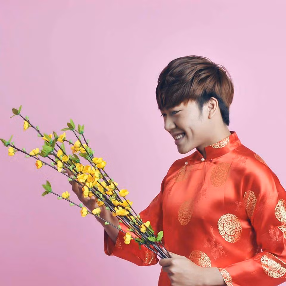 Bên cạnh những bình luận trầm trồ, thán phục, Sơn còn nhận được không ít xì xào quanh màn đập lợn gây sốt này. Trước những ý kiến đó, Nguyễn Ngọc Sơn thẳng thắn cho biết: "Ai đến nhà tôi cũng đều phải công nhận một điều là tôi chăm heo đất dữ như thế nào. Tôi từng nói cách tiết kiệm tiền để sắm Tết của tôi là nuôi heo đất. Mà năm ngoái con heo nhỏ chỉ được 10 triệu. Năm nay tôi làm việc chăm chỉ hơn thì tôi để dành được nhiều hơn thôi, chứ bình luận gì đâu nói tôi, rồi bảo tôi viết sách được mấy đồng mà nhiều tiền thế... Tôi tự làm ra tất cả những gì tôi đang có, nên tôi được phép hãnh diện chứ".
