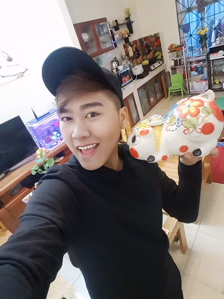 Theo Sơn Paris chia sẻ, không biết bên trong con lợn đất có bao nhiêu tiền nhưng sau khi "mổ lợn" thì cảm thấy rất vui vì "bội thu" được 73 triệu đồng. Số tiền được hot boy Sơn Paris tiết kiệm trong suốt 8 tháng qua anh dành để biếu mẹ dân nhịp Tết Nguyên đán sắp đến.