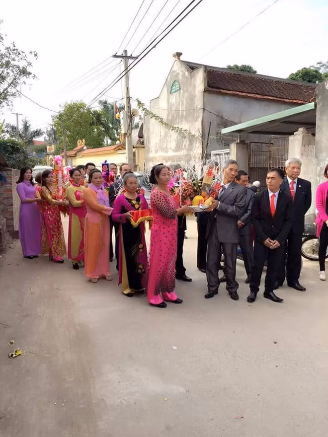 Với nhiều bạn trẻ không sống ở Hưng Yên thì đây quả là hình ảnh hiếm thấy bởi theo phong tục truyền thống đội bưng tráp, đỡ tráp đều phải là nam thanh nữ tú chưa lập gia đình, nhưng theo bạn Ngọc Hân - một người con của mảnh đất này cho biết: "Đội hình bê tráp toàn người lớn tuổi ở quê mình là chuyện bình thường. Như tục lệ ngày xưa, những nhà quyền quý có con gái gả chồng đòi hỏi phía nhà trai phải "các bậc ông cha đầu đội trầu tay mang lễ" họ mới gả con cho". 