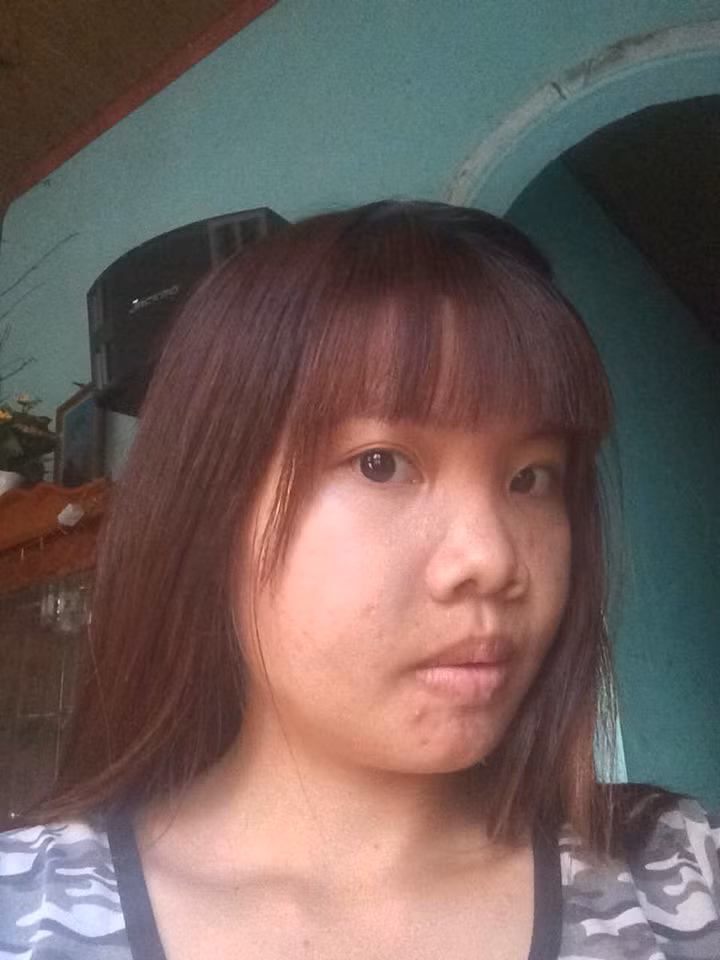 Dù biết gia đình làm nương rẫy vất vả, kinh tế cũng bình thường nhưng Kim Phượng vẫn cố gắng thuyết phục bố mẹ cho cô được đi phẫu thuật thẩm mỹ. Thấy con gái quyết tâm, bố mẹ Phượng cuối cùng cũng chấp nhận mặc dù vẫn lo nếu không may con gái làm phẫu thuật thẩm mỹ hỏng thì lại xấu cả người.