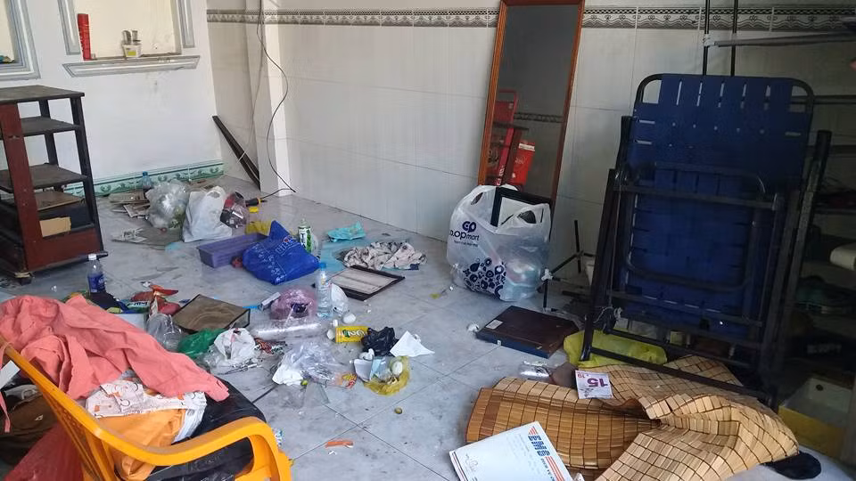 Người cho thuê nhà trong câu chuyện đang gây sốt mạng Việt cho biết: "Lần đầu tiên trong lịch sử cho thuê nhà! Bước vào nhà tao cứ ngỡ tao vào hiện trường vụ án nào đó, nhưng không. Số tao nhọ thật các mày ạ, cho thuê nhà, bà thuê bả đi đâu không về, con gái bả 2k dắt mấy con bồ về nhậu nhẹt, ăn uống các kiểu. Mà thế nào không biết, nó giỡn nhau bể kính, má chồng tao lên thu tiền nhà thấy thế má tao mới hù không cho nó ở, kêu nó dọn đi, gọi má nó mắng vốn cho một trận...
