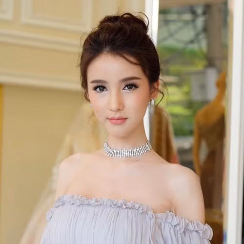 Tháng 6 vừa qua, Yoshi Rinrada Thurapan còn được trang web Coconuts Bangkok của Thái Lan bình chọn là 1 trong 10 gương mặt mỹ nhân chuyển giới đẹp nhất ở đất nước Chùa Vàng dựa vào số lượng người theo dõi và tần suất họ xuất hiện trên truyền thông trong nước.