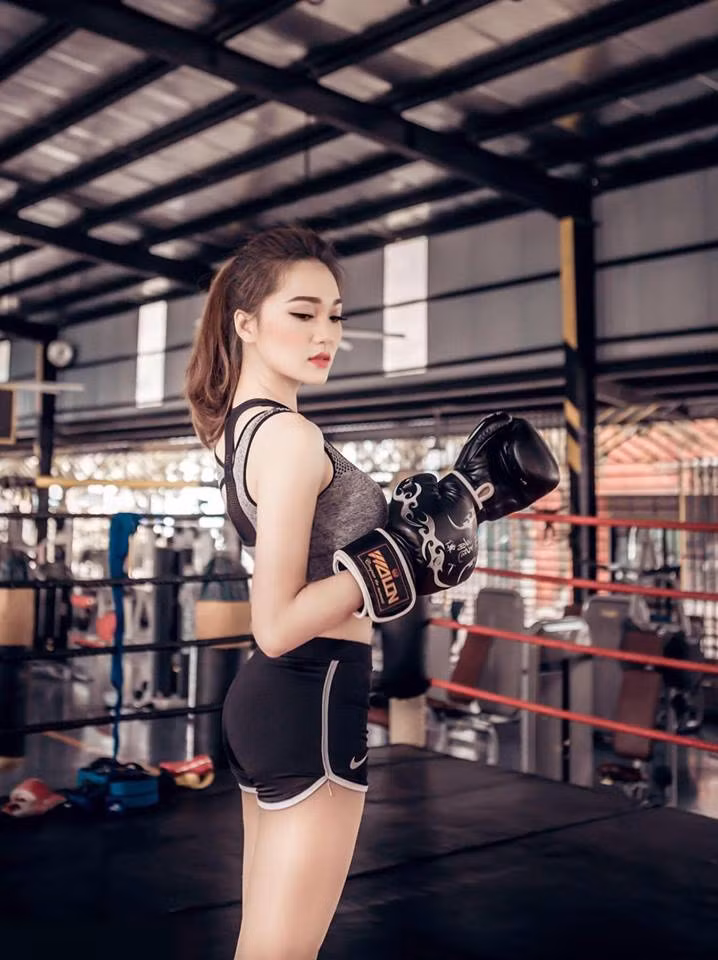 Mặc dù mới nộp hồ sơ chưa lâu nhưng nữ PG xinh đẹp đang có số lượt bình chọn cao nhất trên fanpage Miss Universe Vietnam, với 20.000 lượt cảm xúc và gần 4.000 lượt chia sẻ tính tới thời điểm hiện tại.