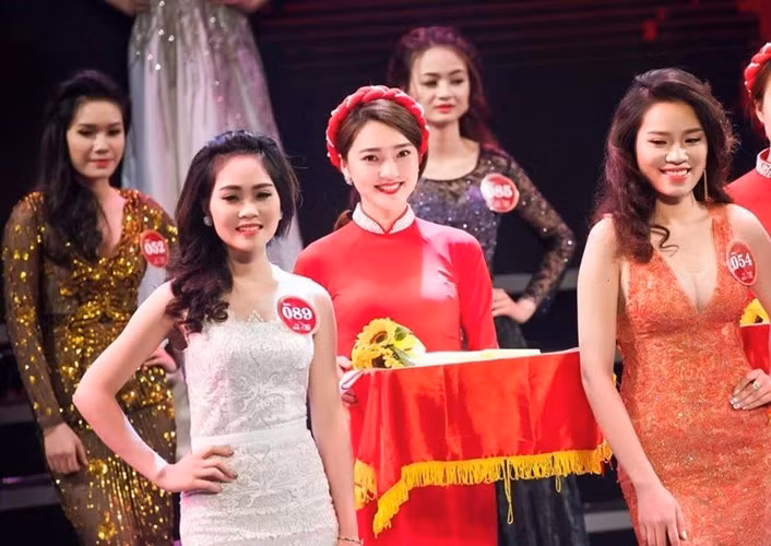 "Nu PG hot nhat Facebook" lot top anh online HH Hoan vu VN