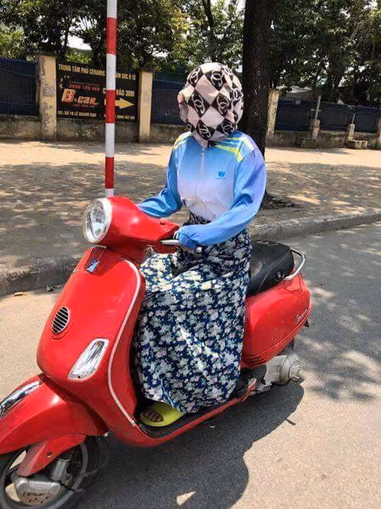 Hai ngày nay, miền Bắc đối mặt với đợt nắng nóng đầu tiên của mùa hè năm nay, đặc biệt là ở khu vực Hà Nội. Hôm qua (ngày 2/6), nhiệt độ trong ngày chạm ngưỡng 40 độ C khiến không khí oi bức và khó chịu. Dự báo hôm nay, Hà Nội nóng kỷ lục 41 độ C tiếp tục ảnh hưởng không nhỏ đến đời sống sinh hoạt của người dân. Ảnh tổng hợp từ Facebook.
