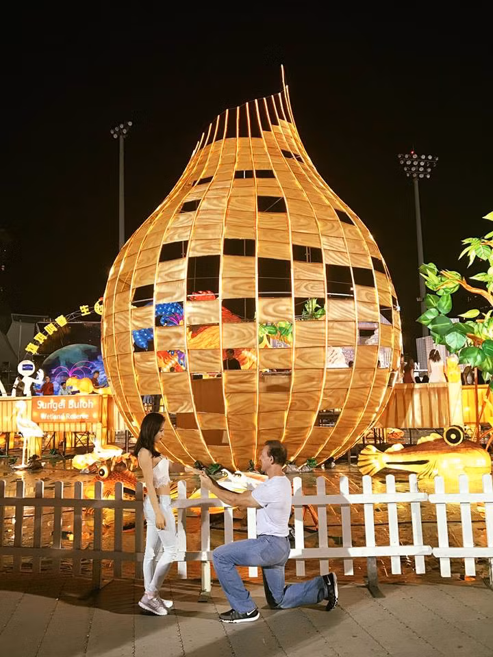 ... Nhưng giờ đây 2 đứa quyết định lưu lại những khoảnh khắc ấy để làm kỉ niệm. Cũng bỏ phí biết bao lần không chụp hình lưu lại nhưng chắc hẳn chúng tôi còn 1 quãng đường dài phía trước để làm điều đó", Nguyễn Mai khẳng định "danh sách cầu hôn" sẽ chưa dừng ở đó.