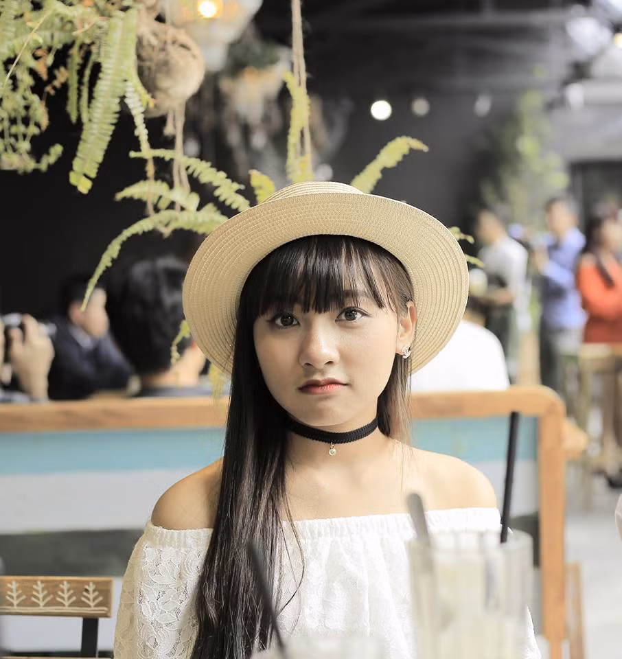 Với sự chịu khó tìm tòi của "500 anh em", trang Facebook cá nhân của nữ bảo vệ xinh đẹp cũng nhanh chóng được tìm ra.
