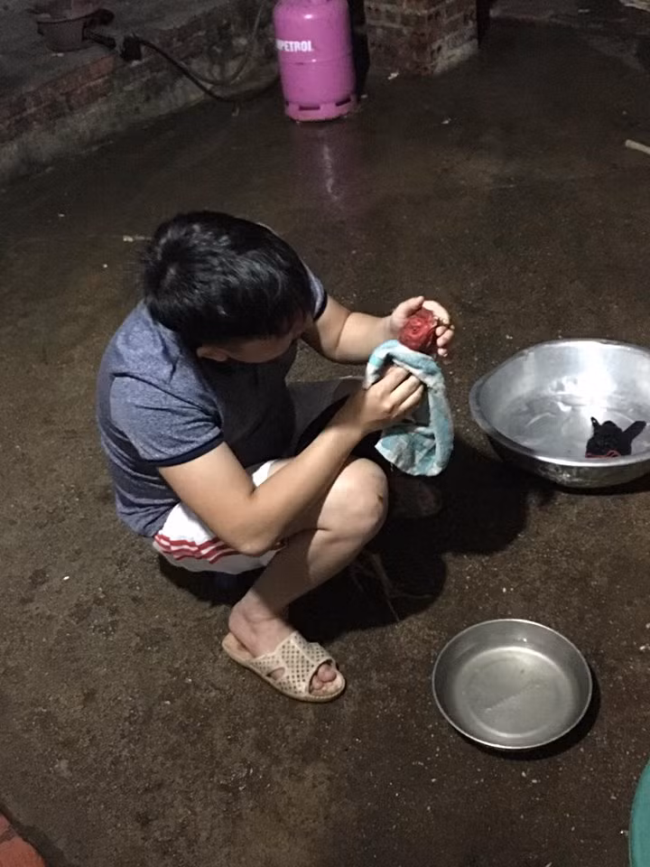 Hôm đẹp trời thấy chồng xách thịt bò về, thái thái. Con vợ hí hửng hôm nay chồng tâm lý, ngồi trên nhà sướng nghĩ xem chồng làm món gì với thịt bò cho ăn. Xuống bếp xem thì thấy con gà đang chén nhoen nhoẻn. Chồng em mà có bồ thì em còn chửi nhau với con bồ được. Đây chẳng lẽ em chửi nhau với con gà à! Em khổ tâm lắm lắm!”.