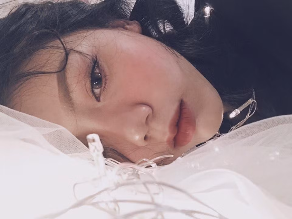Hồng Hạnh khéo léo khoe vẻ đẹp gợi cảm và khuôn mặt được trang điểm khác lạ trong bộ ảnh tự chụp này, khiến cô nàng nhận được nhiều lời khen từ phía bạn bè trên mạng xã hội.
