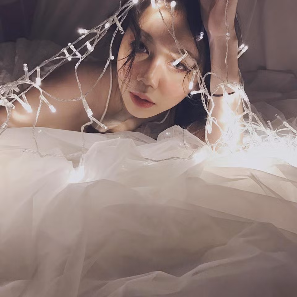 Hồng Hạnh còn táo bạo quấn dây điện lên người để đạt được hiệu ứng hình ảnh tốt nhất.