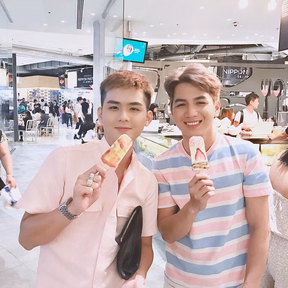 Mặc dù bị nhận xét là có phần hơi "diễn" những cặp đôi đồng tính đẹp trai này vẫn khiến nhiều dân mạng phải bình luận bày tỏ sự ghen tỵ. Dân tình thi nhau "tag" tên người yêu và bạn bè vào và đòi "mua đồ Tết cho em đi".