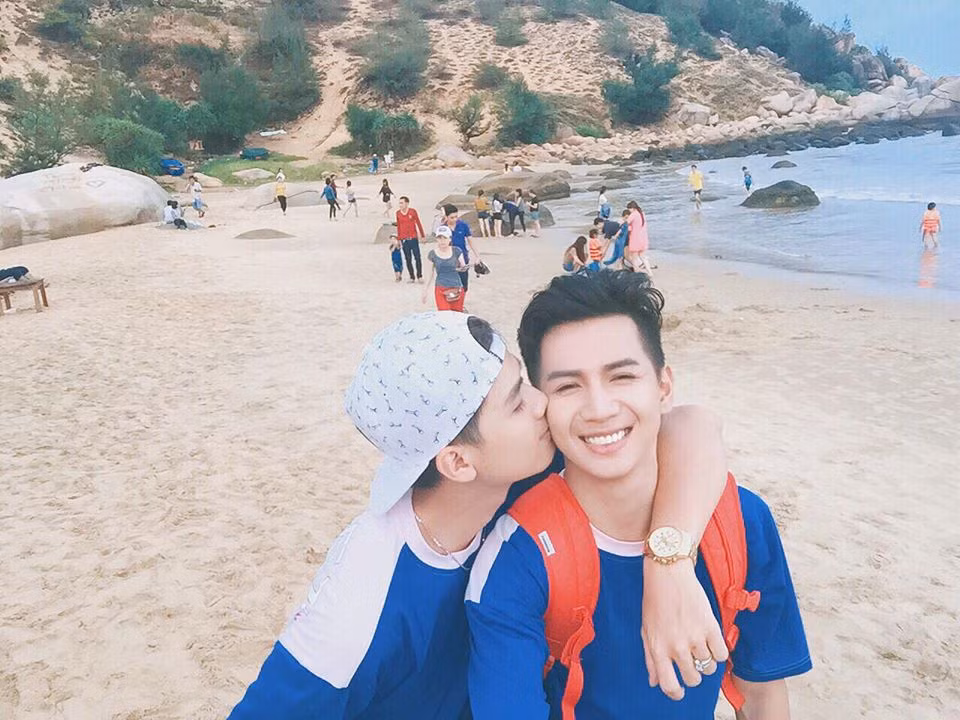 Cặp đôi thường xuyên đi du lịch cùng nhau và không ngại chia sẻ những bức ảnh tình tứ lên trang cá nhân.