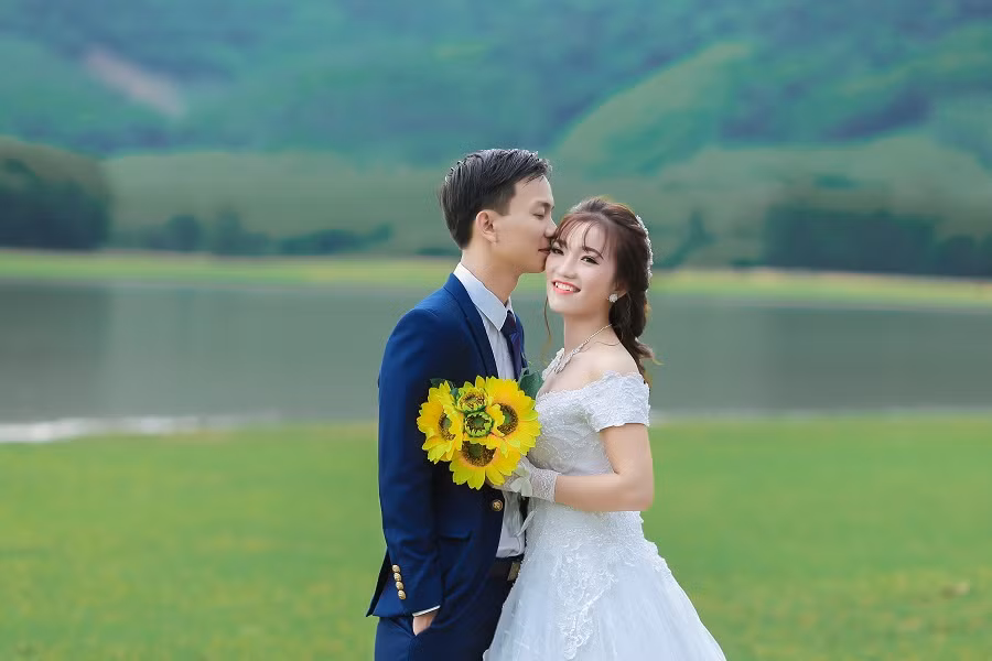 Đoạn clip về đám cưới này sau khi được chia sẻ trên một trang Fanpage có gần 1 triệu thành viên đã thu hút gần 9.000 lượt like, 800 lượt share và 600 bình luận khen ngợi của người xem. Ảnh: Nguyễn Đình Chính.