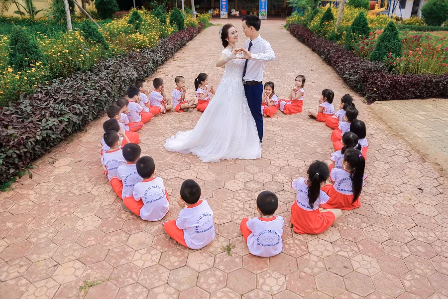 Lấy vợ là một cô giáo mầm non nên dễ hiểu vì sao anh Văn Đức cũng rất yêu quý trẻ con. Mặc dù phải làm việc xa nhà nhưng chú rể 8X vẫn luôn cố gắng dành thời gian hỏi han, quan tâm và chăm sóc người vợ mới cưới của mình. Ảnh: Nguyễn Đình Chính.