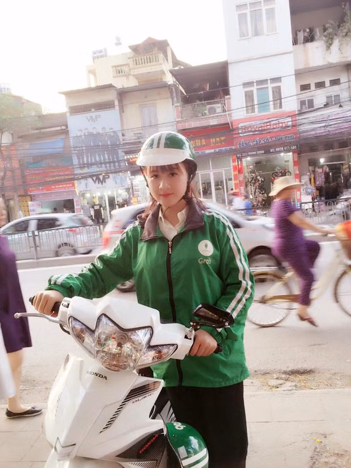 Cô bạn thậm chí còn phải thốt lên rằng: "Đắng cay kiếp hồng nhan bạc Grab" khi đêm hôm ra đứng đường đón khách đi xe ôm mà ế ẩm. Không những không có khách lại còn toàn bị trêu ghẹo. Trong một status khác, nữ tài xế xe ôm xinh đẹp bộc bạch: "Kết thúc ngày 2/9 với 20 cuốc xe ứng dụng. Ế ẩm quá! Nay khách nam lẫn nữ đều hỏi: "Không đi chơi với người yêu hả e?" Tranh thủ lúc nghỉ học thôi chứ bình thường muốn cũng không chạy được...