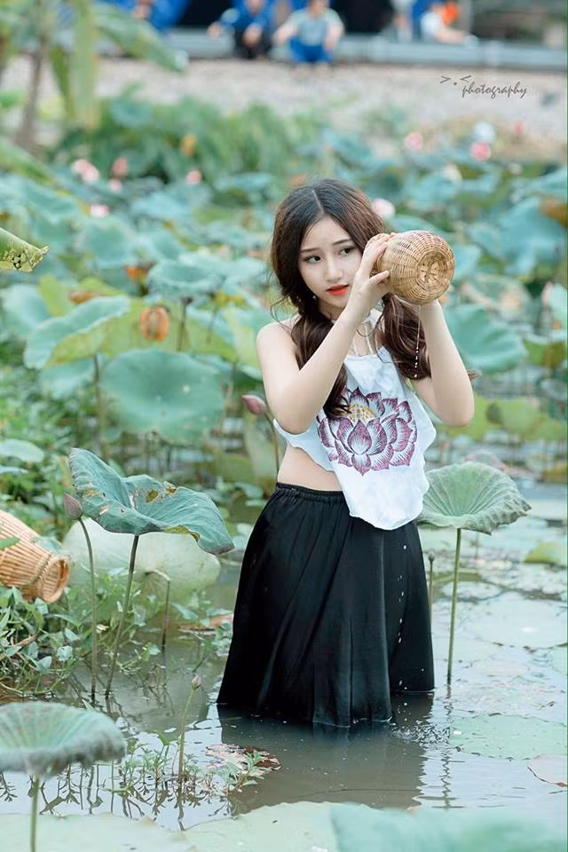 Theo đó, cô bạn có tên là Phạm Thị Xuân, SN 2002, hiện đang làm công việc phụ giúp bố mẹ tại quán miến gà của gia đình ở TP Vinh, Nghệ An. Việc bất ngờ nổi tiếng trên mạng cũng khiến Phạm Xuân rất vui khi nhận được nhiều lời mời kết bạn làm quen.