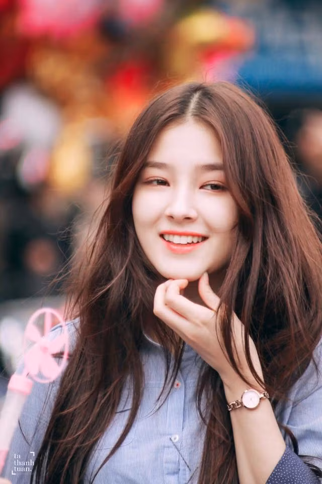Nancy của nhóm Momoland sinh năm 2000, mang trong mình hai dòng máu Hàn – Mỹ. Nacy có mẹ là người Hàn Quốc, cha là người Mỹ.