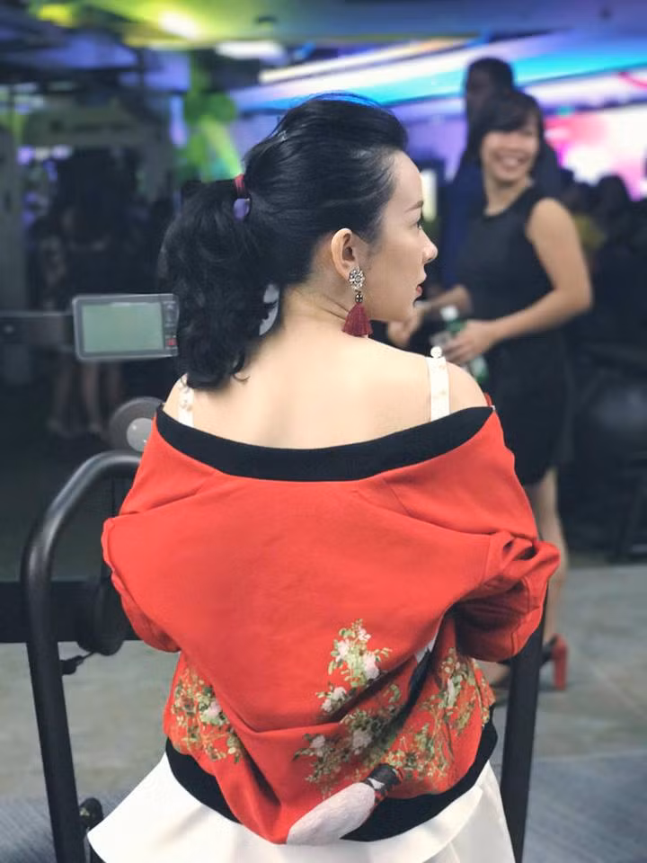 Trang cá nhân của mình, cô gái Hà thành còn chia sẻ nhiều khoảnh khắc gợi cảm trong bộ ảnh lưu giữ nét xuân của mình, khoe trọn thân hình cực kỳ gợi cảm chuẩn S-line.