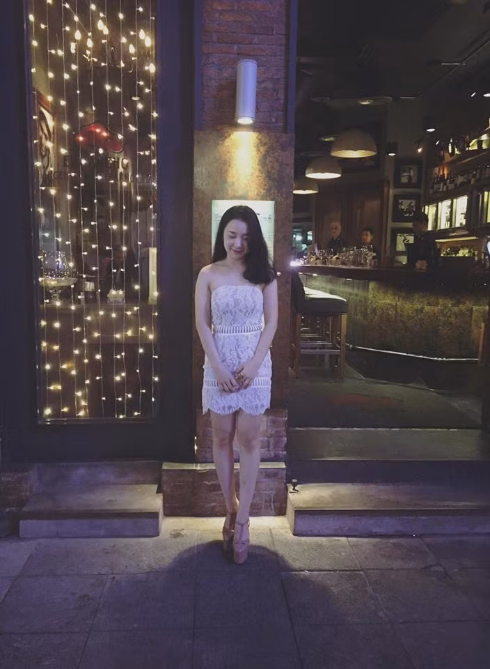 "Tuổi thanh xuân là quãng thời gian quý giá nhất, nếu không tìm được người xứng đáng để trao gửi, thì nhất định phải giữ lấy cho riêng mình...", quan điểm của Ngọc Phương về bộ ảnh gợi cảm lưu giữ nét xuân.