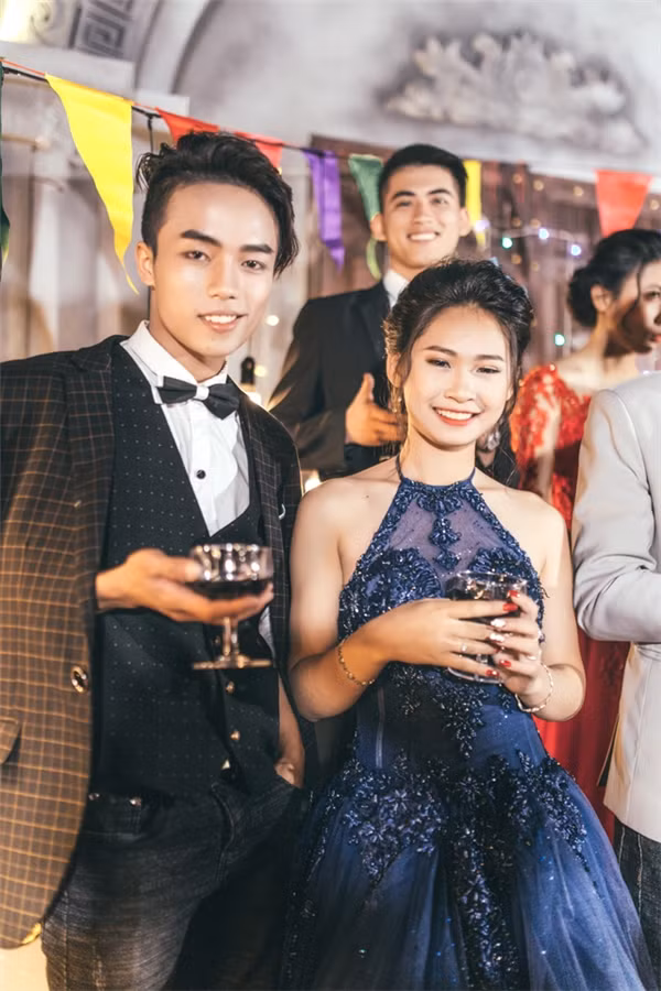 Một bạn nữ của lớp 12A11 chia sẻ: "Thực sự khoảnh khắc này là một trải nghiệm mới sau quãng thời gian chúng mình tập trung cho việc học. Có lẽ đây sẽ là khoảnh khắc mình ghi nhớ suốt đời khi ai cũng thật sự rất xinh đẹp và vui vẻ với nhau".