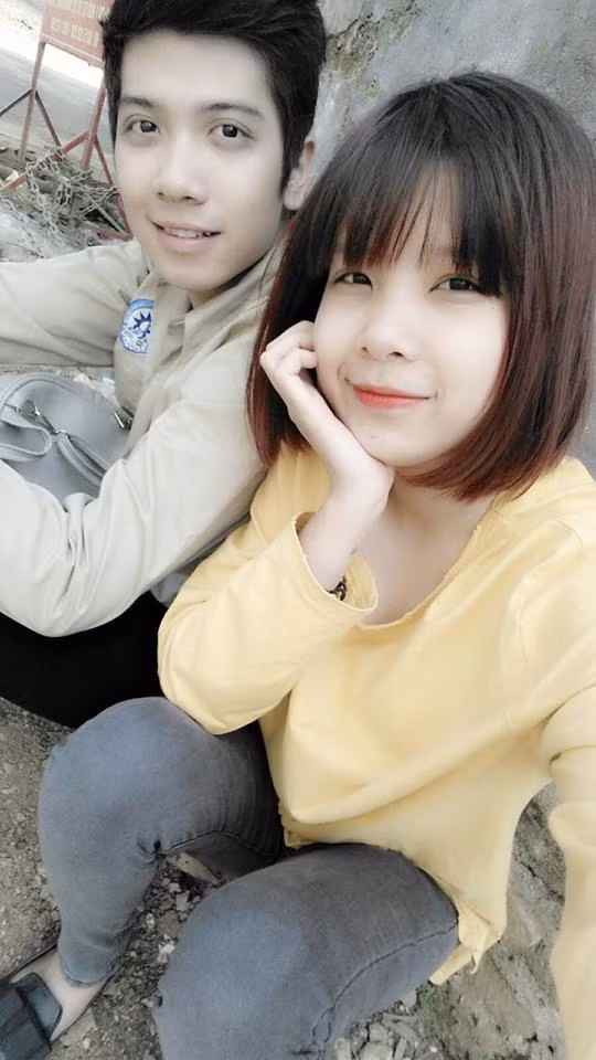 Nguyễn Trang, nữ nhân vật chính trong câu chuyện tình trên xe bus đang nhận được nhiều sự quan tâm của cộng đồng mạng, hài hước kể lại: "Lần đầu tiên gặp nhau là trên xe bus. Hắn làm phụ xe. Mới lên xe thấy anh phụ xe đẹp trai là mình đã hớn lên rồi. Trong đầu thì nghĩ là sao đi xe bus lâu như thế rồi mà hôm nay mới thấy anh phụ xe đẹp trai thế này nhỉ?".