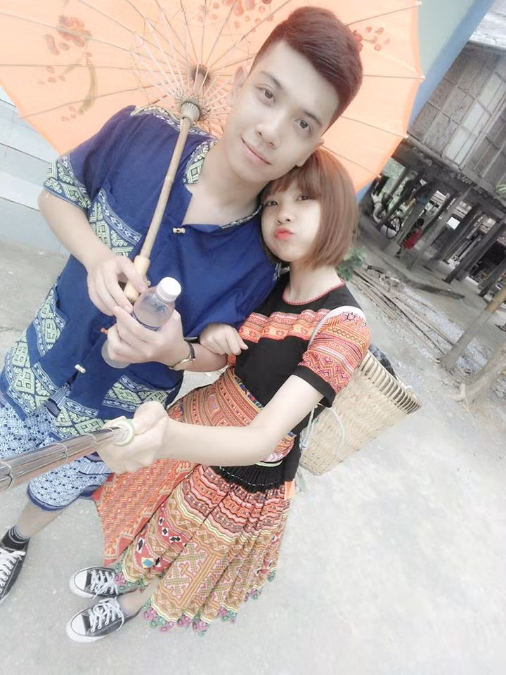 Thấy tín hiệu có vẻ khả quan, cô gái xinh đẹp chắc mẩm thể nào anh chàng này cũng xin mình số điện thoại, nhưng lại một lần nữa cảm thấy hụt hẫng khi suốt quãng đường không thấy anh này có vẻ gì là sắp xin số liên lạc. "Trong đầu nghĩ: quái lạ, gần về đến nơi rồi mà sao chưa thấy xin số. Trời đất ơi, xin số điện thoại đi mà, xin số đi mà!... Xong rồi mãi 1 lúc sau mới thấy hắn đưa cho mình cái điện thoại của hắn thì thấy trong mục ghi chú hắn viết "Cho anh xin sđt + fb"", cô gái Hòa Bình chia sẻ.