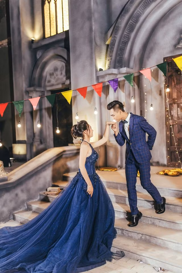 Thống nhất về ý tưởng chụp theo phong cách dạ tiệc, các bạn trẻ lớp 12A11 nhanh chóng lên kế hoạch và thực hiện trong vòng 1 tuần với chi phí mỗi người khoảng 600.000 đồng.