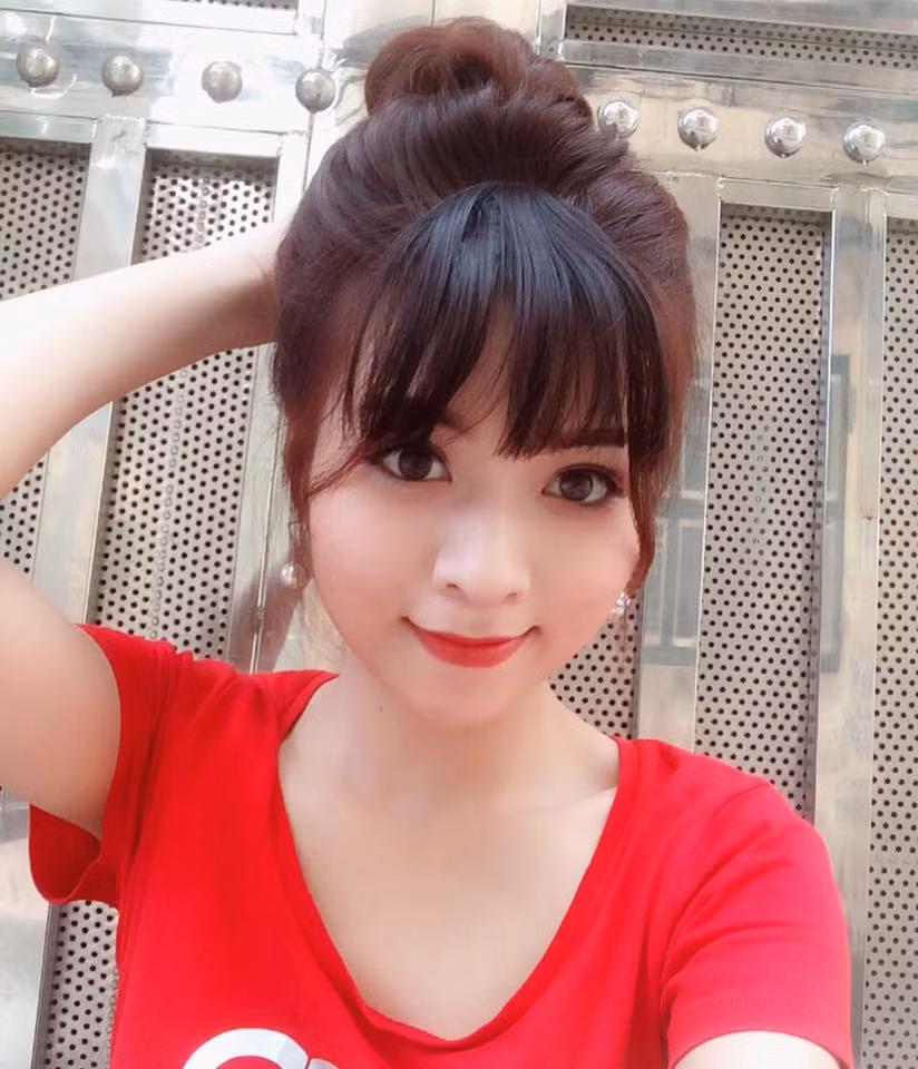 Ngoài công việc, cô gái 9X này thường xuyên khoe ảnh đi làm đẹp và mua sắm...