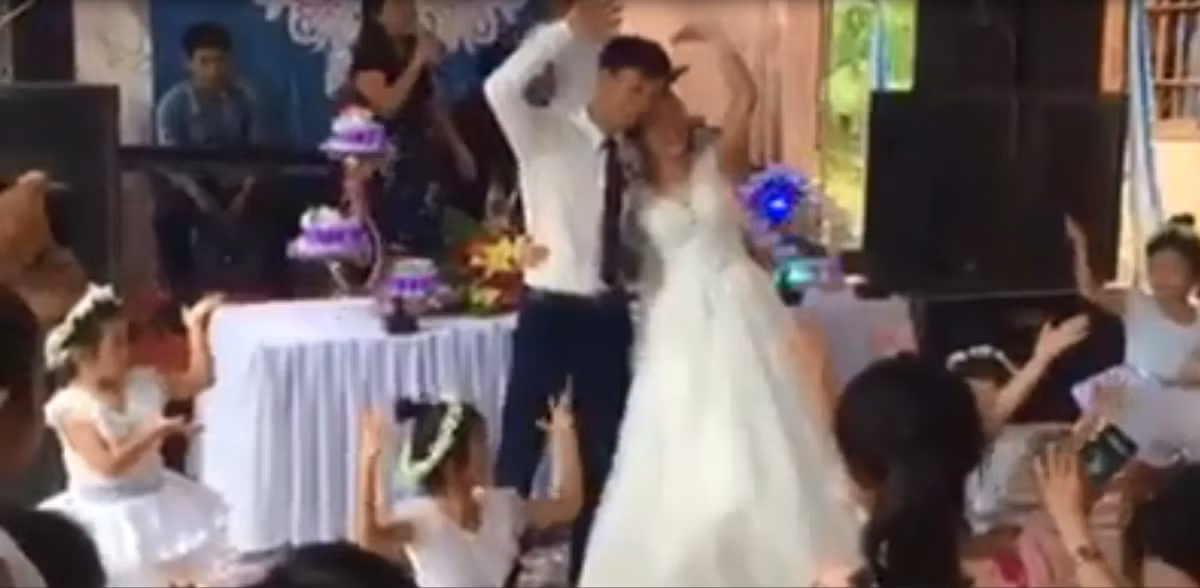 Trên nền nhạc nhẹ nhàng và sâu lắng của ca khúc “Một gia đình nhỏ, một hạnh phúc to” của nhạc sĩ Nguyễn Văn Chung, tiết mục múa của cô trò không chỉ khiến cho không khí lễ cưới càng thêm ấm áp, mà còn tạo ra sự náo nhiệt qua những tràng pháo tay và reo hò cổ vũ của khách mời có mặt trong đám cưới.